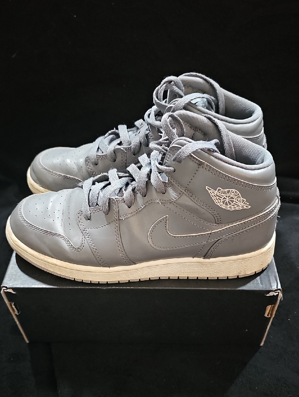 *Lightly Used* Jordan Retro 1 Mid Cool Greys